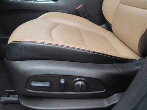 Used 2023 Chevrolet Equinox Premier image 16