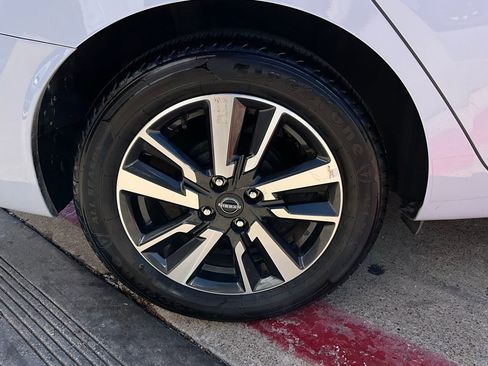 Used 2025 Nissan Versa SV image 9