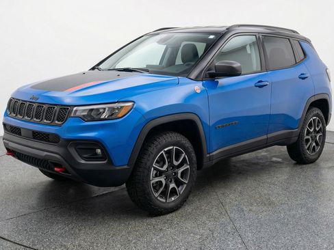 Used 2025 Jeep Compass Trailhawk image 3