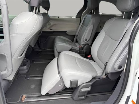 Used 2022 Toyota Sienna Limited FWD image 24