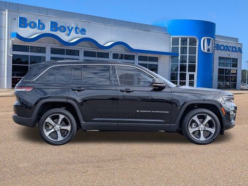 Used 2023 Jeep Grand Cherokee Limited w/ Luxury Tech Group II image 2