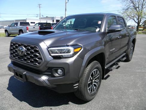 Used 2022 Toyota Tacoma TRD Sport w/ Technology Package AWD/4WD image 8