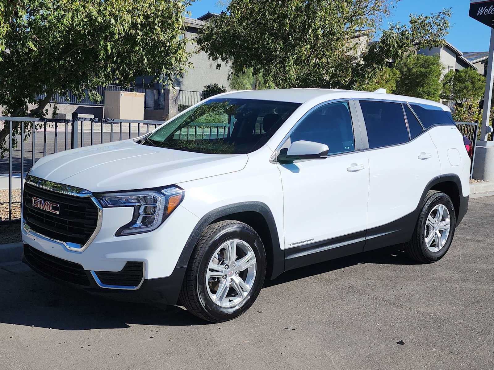 Used 2024 GMC Terrain SLE FWD image 4