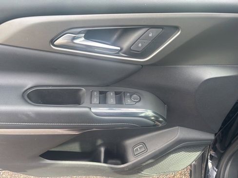 Used 2025 Chevrolet Traverse LT image 11