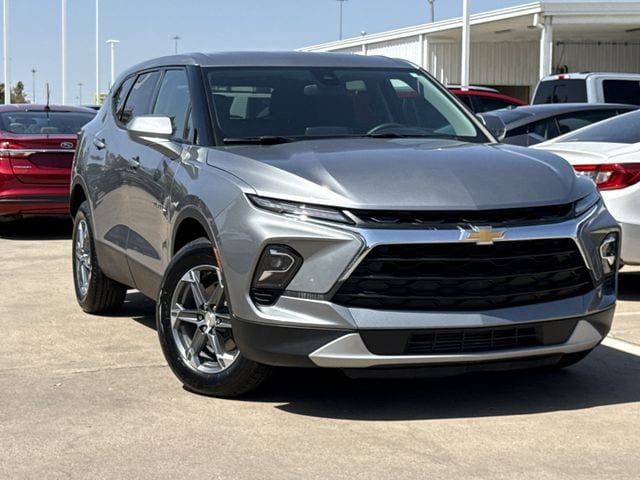 Used 2025 Chevrolet Blazer LT AWD/4WD image 2
