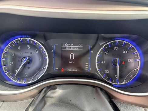 Used 2017 Chrysler Pacifica Touring FWD image 17