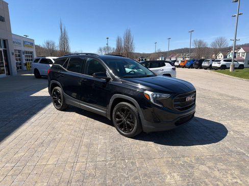 Used 2019 GMC Terrain SLE w/ Driver Convenience Package image 2