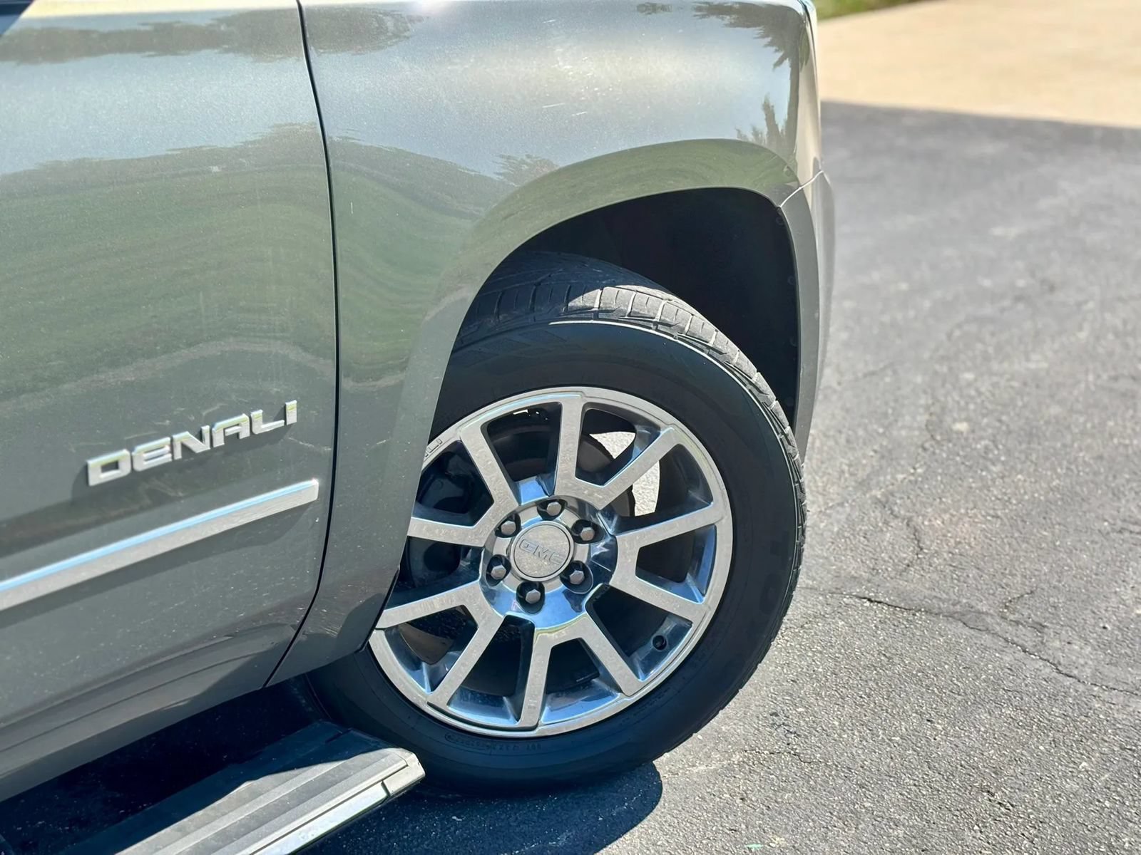 Used 2017 GMC Yukon Denali w/ Open Road Package AWD/4WD image 5