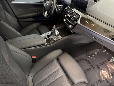 Used 2023 BMW 530e w/ Premium Package image 34