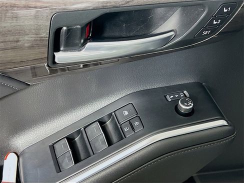 Used 2023 Toyota Highlander Limited image 17