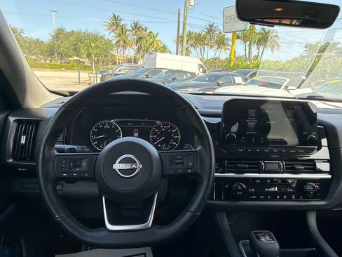 Used 2025 Nissan Pathfinder SL FWD image 16
