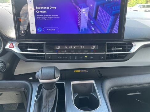 Used 2025 Toyota Sienna XLE FWD image 21