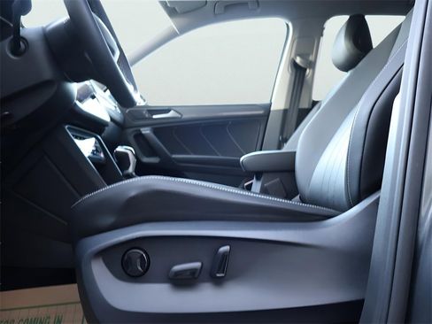 Used 2024 Volkswagen Tiguan SE image 36