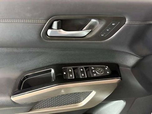 Used 2024 Nissan Pathfinder Platinum image 12