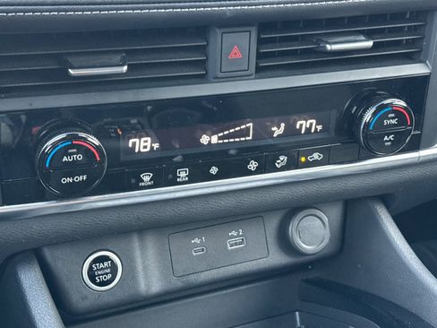 Used 2023 Nissan Rogue SV image 16