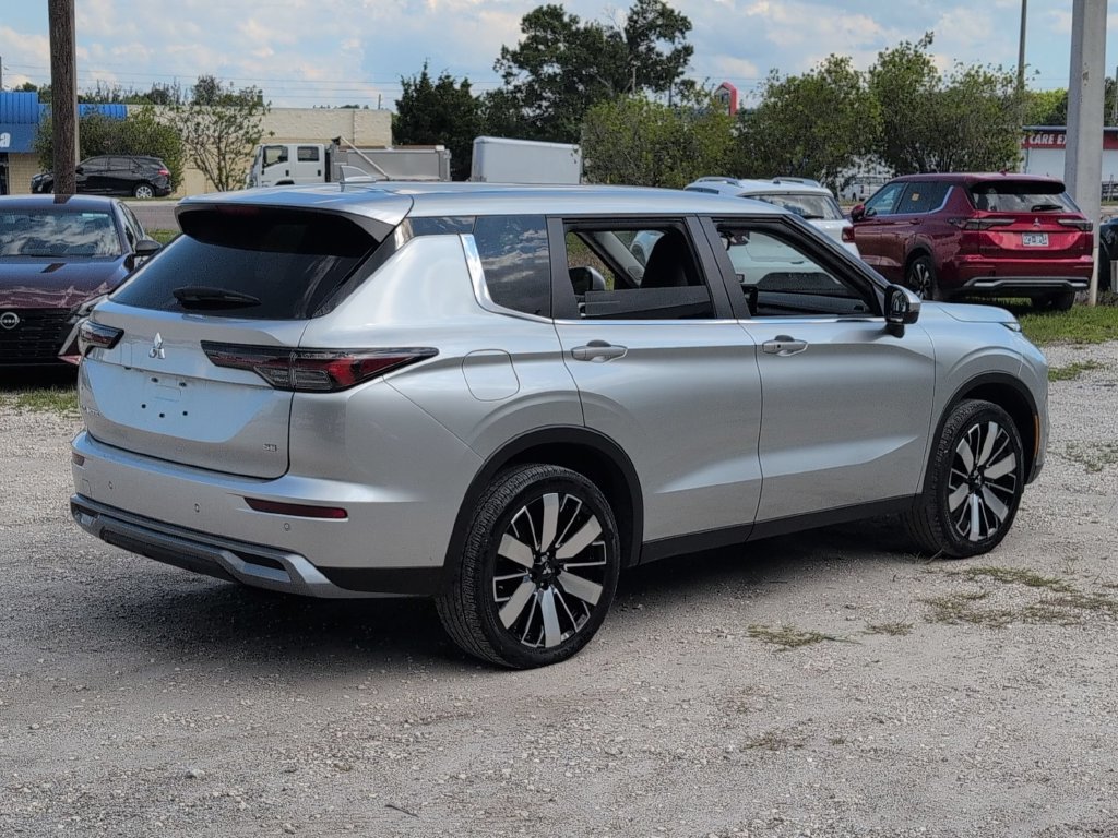 Used 2025 Mitsubishi Outlander SE FWD image 6