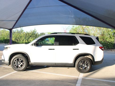 Used 2025 Honda Pilot TrailSport image 2