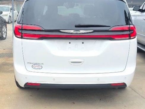 Used 2024 Chrysler Pacifica Touring-L image 7