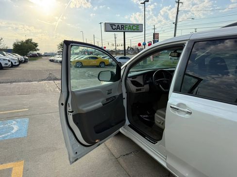 Used 2015 Toyota Sienna XLE Premium image 18