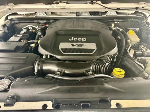 Used 2015 Jeep Wrangler Unlimited Rubicon image 37