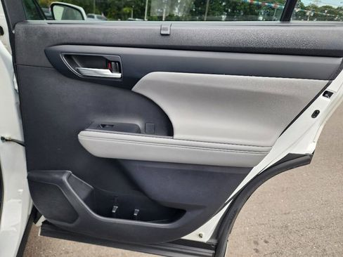 Used 2022 Toyota Highlander XLE image 16