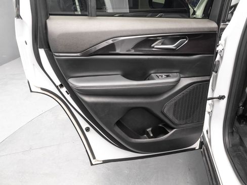 Used 2023 Jeep Grand Cherokee Altitude image 34