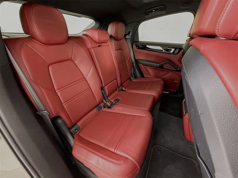 Used 2022 Porsche Cayenne Coupe image 31