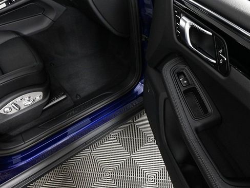 Used 2025 Porsche Macan image 26