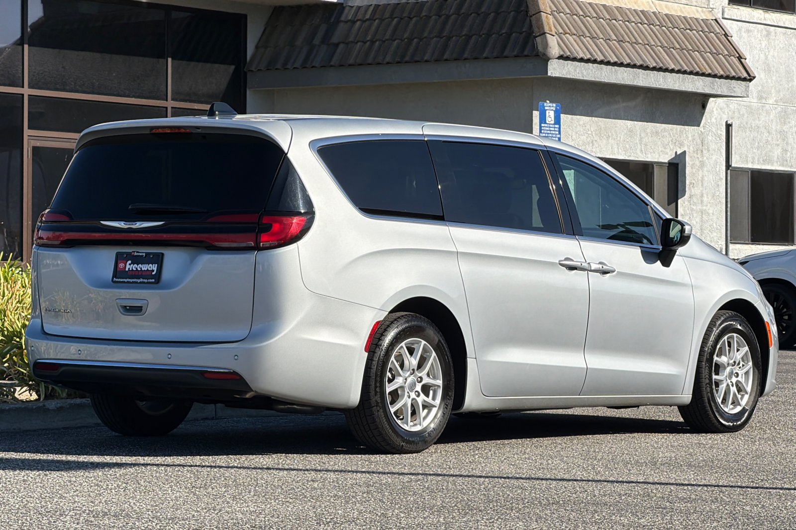 Used 2023 Chrysler Pacifica Touring-L FWD image 4