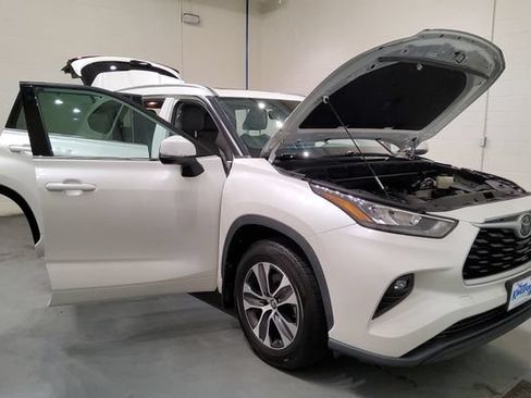 Used 2020 Toyota Highlander XLE AWD/4WD image 9