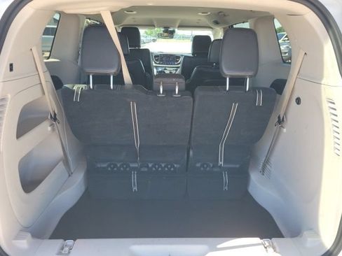 Used 2023 Chrysler Pacifica Touring-L FWD image 23