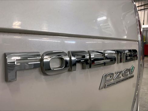 Used 2010 Subaru Forester 2.5X Limited AWD/4WD image 9