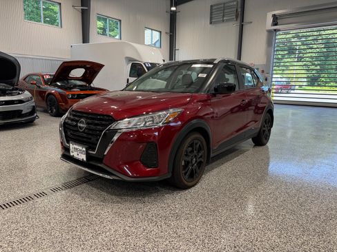 Used 2023 Nissan Kicks SV FWD image 1