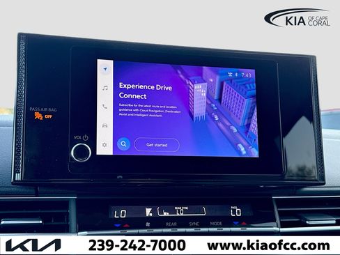 Used 2025 Toyota Sienna LE image 32