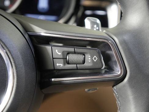 Certified 2025 Porsche Macan AWD/4WD image 30
