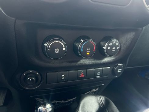 Used 2016 Jeep Wrangler Unlimited Rubicon AWD/4WD image 37