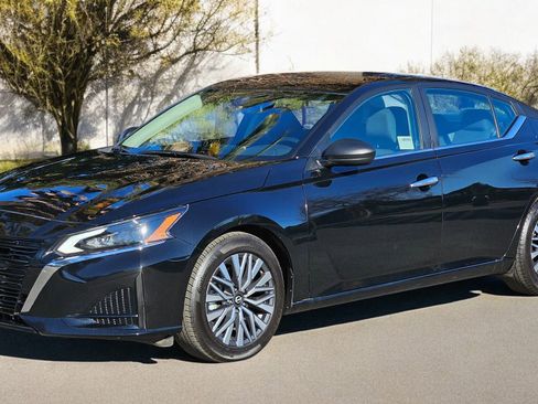 Used 2024 Nissan Altima 2.5 SV image 7