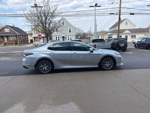 Used 2022 Toyota Camry XLE w/ Navigation Upgrade Package image 5