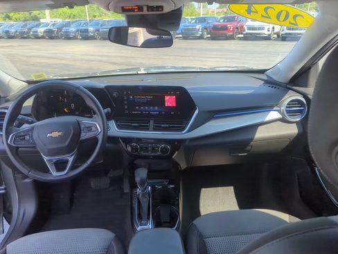 Certified 2024 Chevrolet Trax LT w/ LT Convenience Package FWD image 28
