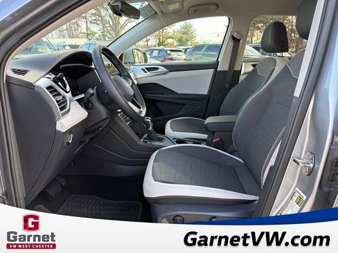 Certified 2025 Volkswagen Taos SE image 17