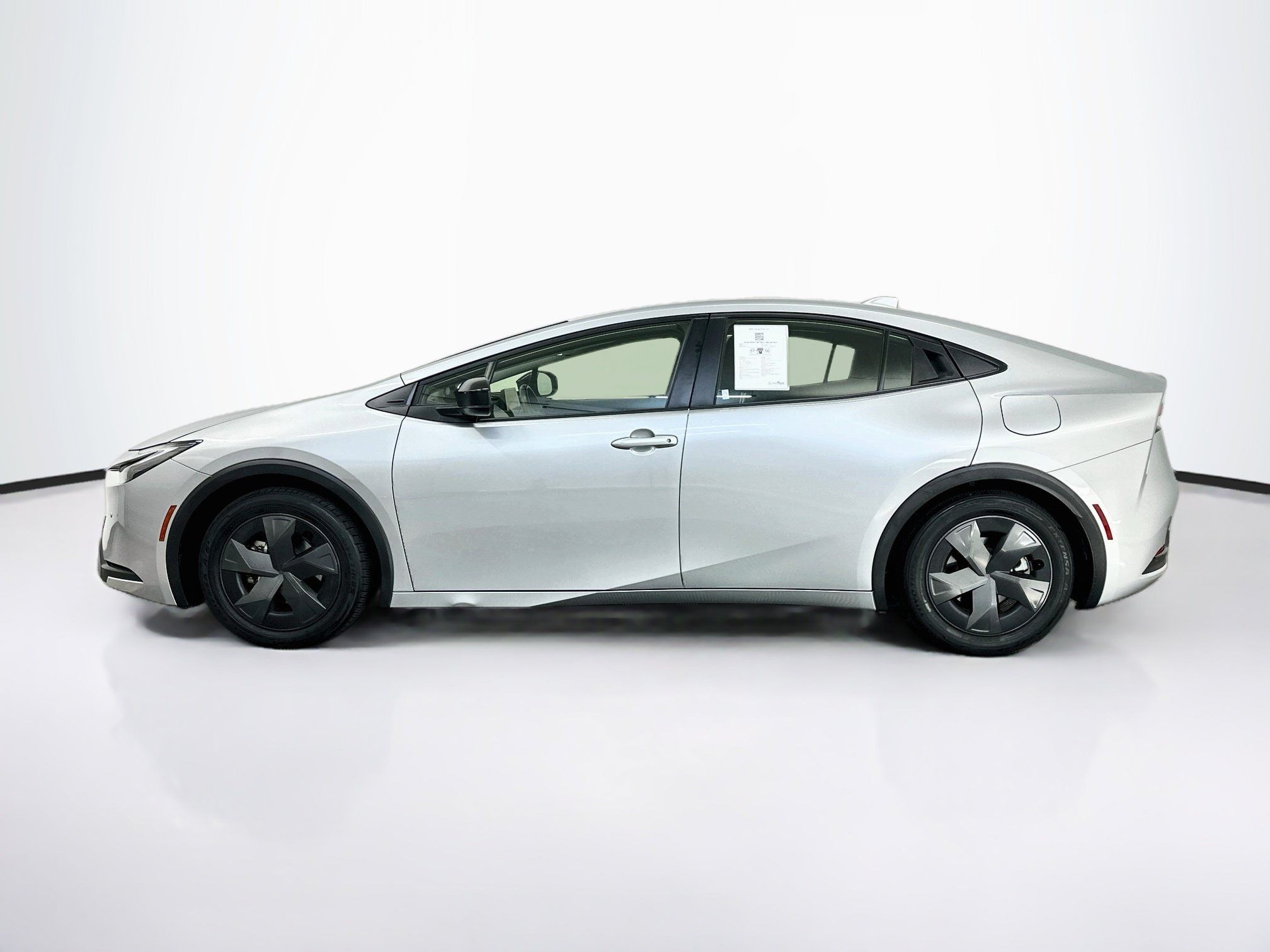 Used 2025 Toyota Prius LE FWD image 4