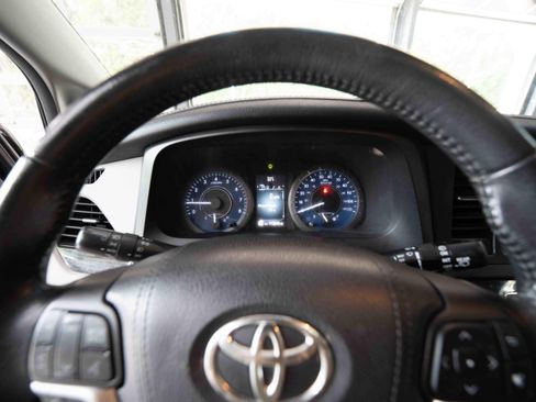 Used 2017 Toyota Sienna XLE Premium FWD image 15