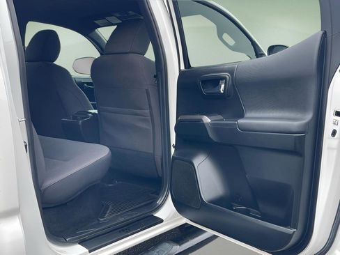 Used 2017 Toyota Tacoma TRD Sport image 18