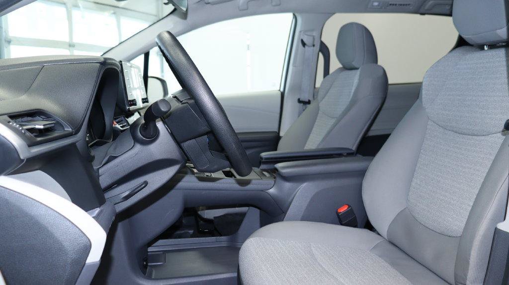 Used 2024 Toyota Sienna LE AWD/4WD image 22