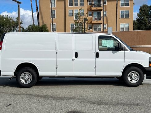 Used 2023 Chevrolet Express 3500 Extended w/ Driver Convenience Package RWD image 3