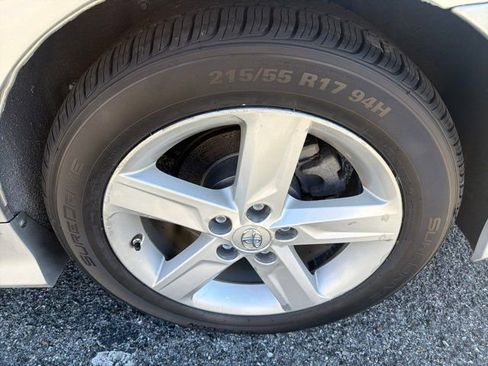 Used 2013 Toyota Camry SE image 18