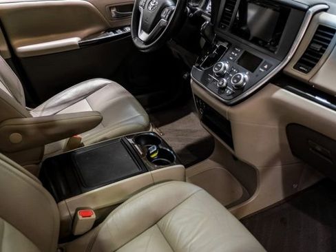 Used 2017 Toyota Sienna XLE Premium image 25