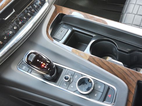 Used 2023 Cadillac Escalade Sport Platinum w/ LPO, ONYX Package AWD/4WD image 19