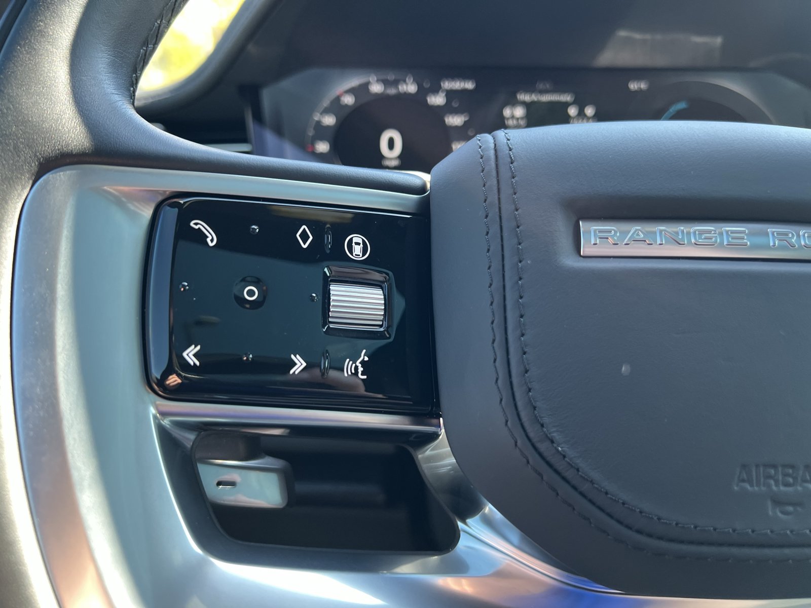 Used 2025 Land Rover Range Rover SE AWD/4WD image 18