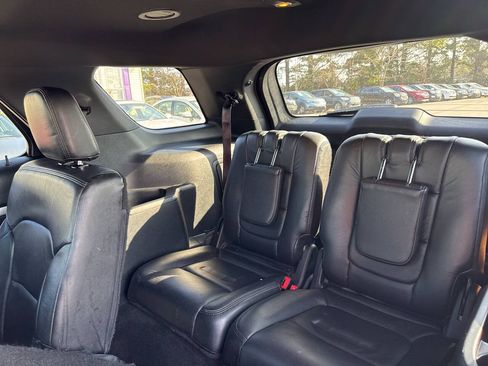 Used 2017 Ford Explorer XLT FWD image 12